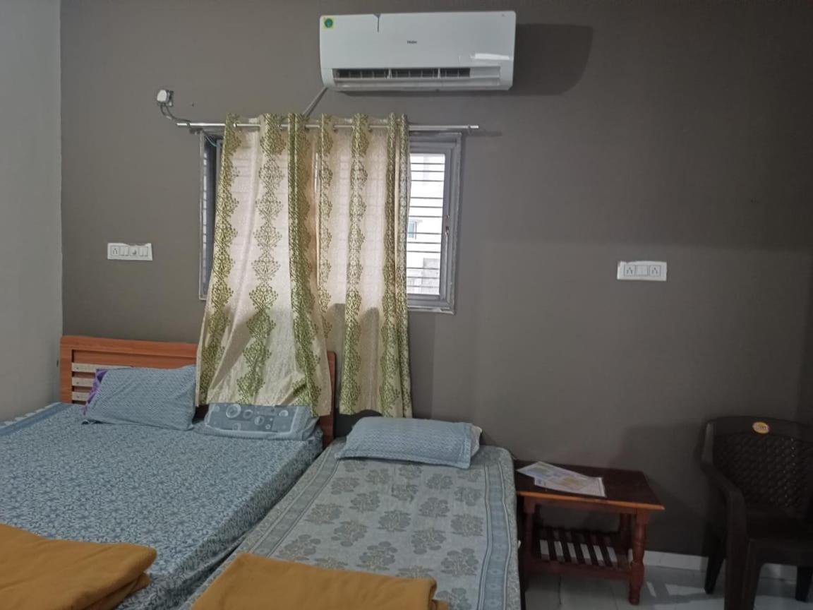 Honest Deluxe Room Garudeshwar Luaran gambar