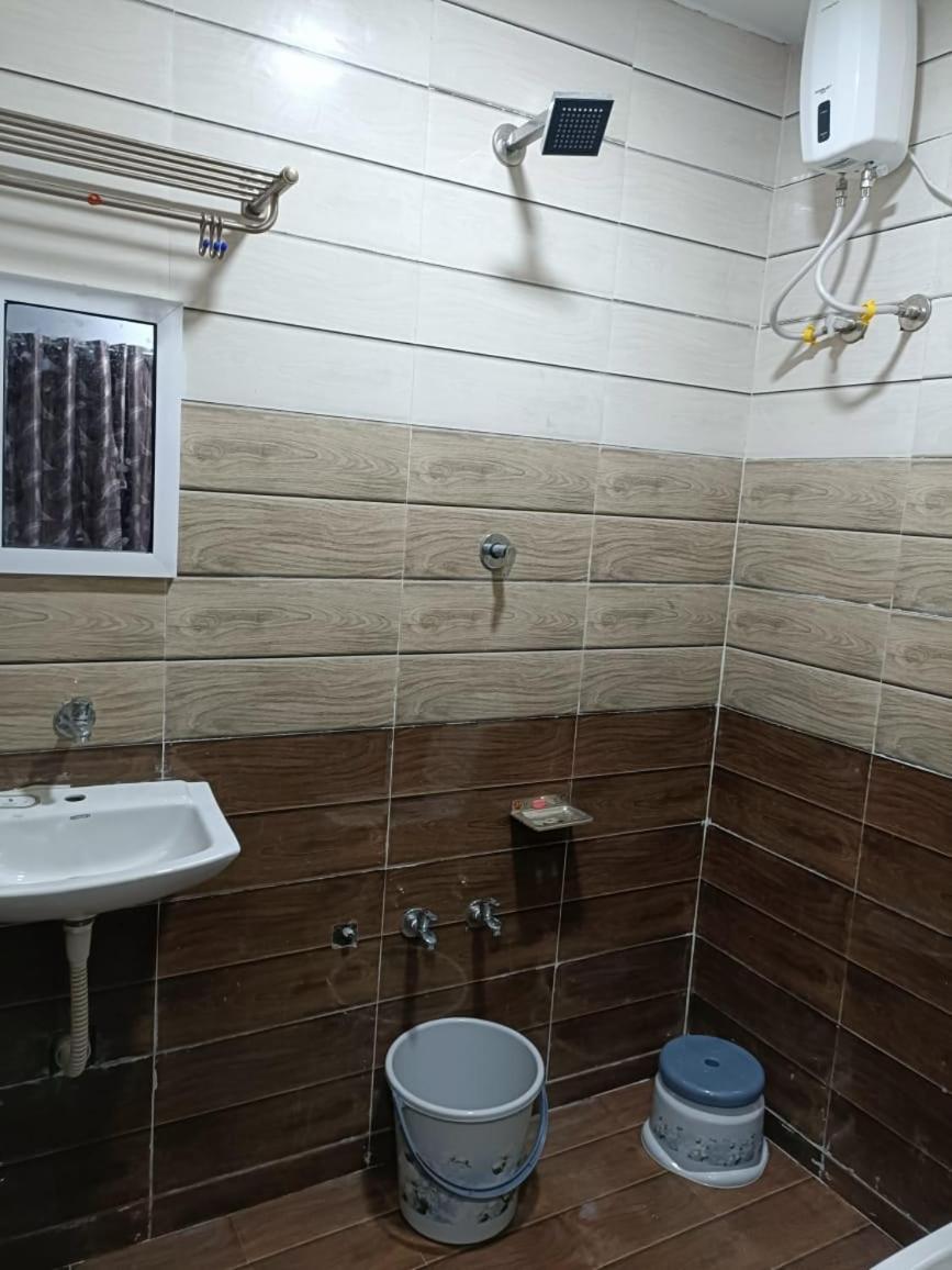 Honest Deluxe Room Garudeshwar Luaran gambar